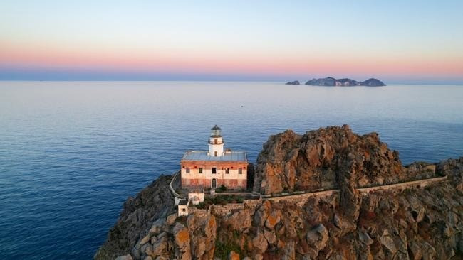 Khi ghé thăm đảo Palmarola, du khách có thể tắm biển, đi lặn, leo núi lên đỉnh cao nhất của hòn đảo để ngắm mặt trời mọc... Ảnh: escape.com.au.