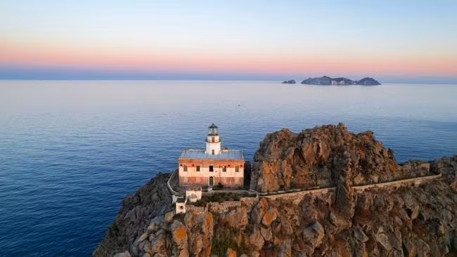 Khi ghé thăm đảo Palmarola, du khách có thể tắm biển, đi lặn, leo núi lên đỉnh cao nhất của hòn đảo để ngắm mặt trời mọc... Ảnh: escape.com.au.