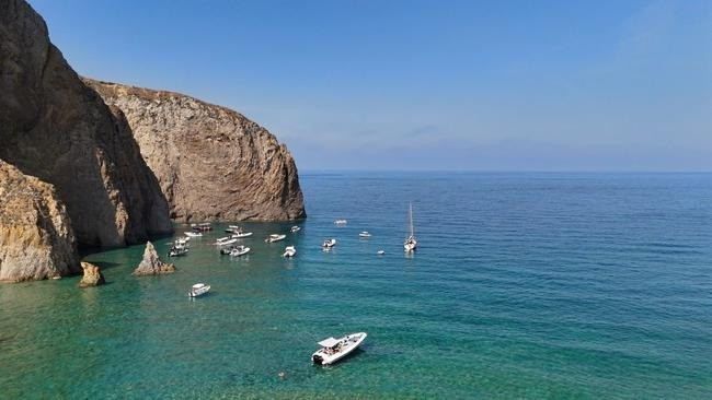 Palmarola chỉ có bãi biển duy nhất và những lối mòn dẫn vào bên trong hòn đảo. Ảnh: escape.com.au.