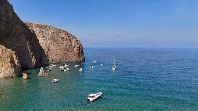 Palmarola chỉ có bãi biển duy nhất và những lối mòn dẫn vào bên trong hòn đảo. Ảnh: escape.com.au.