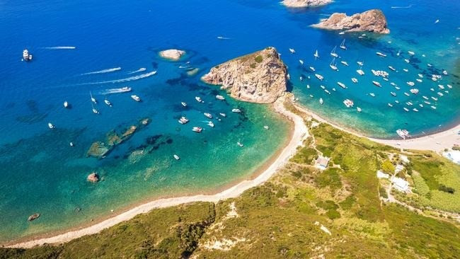 Vào hầu hết các ngày trong tuần, cách duy nhất để đến đảo Palmarola là đi thuyền nhỏ từ đảo Ponza, cách đó khoảng 8 km, vượt qua biển Tyrrhenian thuộc Địa Trung Hải. Ảnh: escape.com.au.