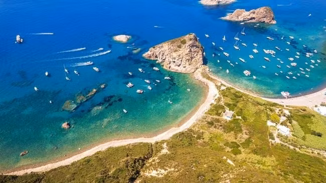 Vào hầu hết các ngày trong tuần, cách duy nhất để đến đảo Palmarola là đi thuyền nhỏ từ đảo Ponza, cách đó khoảng 8 km, vượt qua biển Tyrrhenian thuộc Địa Trung Hải. Ảnh: escape.com.au.