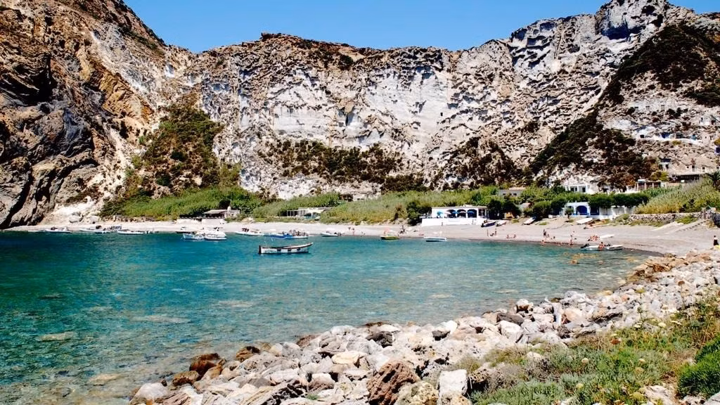 Do không đón nhiều khách du lịch nên đảo Palmarola gần như giữ được vẻ đẹp hoang sơ, hùng vĩ. Cuộc sống của người dân trên đảo khá giản dị, mộc mạc. Ảnh: escape.com.au.