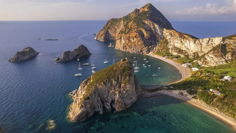 Một nhà nguyện nhỏ màu trắng thờ Thánh Silverius - Giáo hoàng sống trong cảnh lưu đày ở Palmarola hồi thế kỷ 6 - cũng là một điểm đến hấp dẫn ở hòn đảo này. Ảnh: Paolo Graziosi/Getty Image.