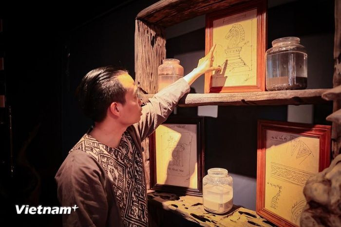 Nghệ nhân Bùi Văn Tự đã lên ý tưởng và thực hiện bộ sưu tập này trong vòng 9 tháng, tạo hình giao thoa giữa những giá trị truyền thống kết hợp với hiện đại. (Ảnh: Hoài Nam/Vietnam+)