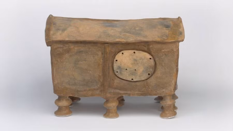 Chiếc bình đựng tro cốt có hình dáng giống ngôi nhà được phát hiện tại công trường xây dựng trung tâm phân phối mới của siêu thị Lidl ở Bożepole Wielkie, Ba Lan vào năm 2023. Ảnh: Archaeological Museum in Gdańsk.