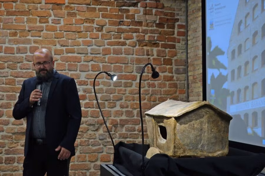 Các chuyên gia cho hay đây là bình đựng tro cốt có hình dáng giống ngôi nhà thứ 4 được tìm thấy ở Ba Lan kể từ sau Chiến tranh thế giới 2. Hiện vật này có niên đại từ thời Đồ sắt sớm, khoảng 2.600 năm trước. Kết quả kiểm tra của các chuyên gia cho thấy bên trong bình đựng tro cốt trên chứa hài cốt của ít nhất 4 người. Ảnh: Archaeological Museum in Gdańsk/Facebook.