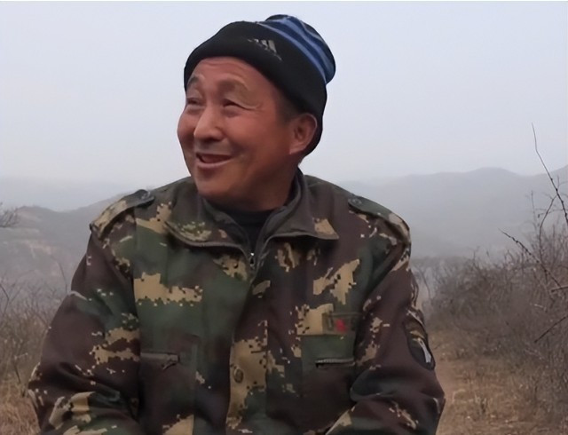 Quách Tồn Tỏa đang kể lại việc lần đầu nhìn thấy &quot;phượng hoàng&quot; trong truyền thuyết. (Ảnh: Sohu)