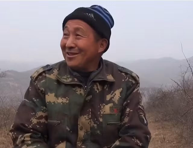 Quách Tồn Tỏa đang kể lại việc lần đầu nhìn thấy "phượng hoàng" trong truyền thuyết. (Ảnh: Sohu)