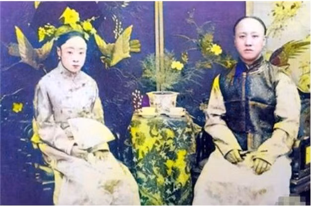 Thuần Thân Vương Tải Phong chụp cùng vợ. Họ là cha mẹ ruột của hoàng đế Phổ Nghi.