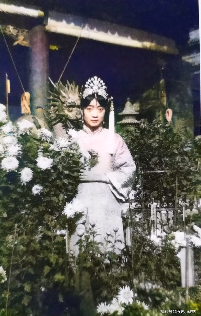 Uyển Dung - hoàng hậu cuối cùng của nhà Thanh nổi tiếng với nhan sắc "chim sa cá lặn".