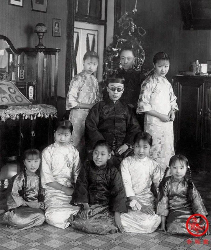 Phổ Nghi chụp ảnh cùng các em trai, em gái.