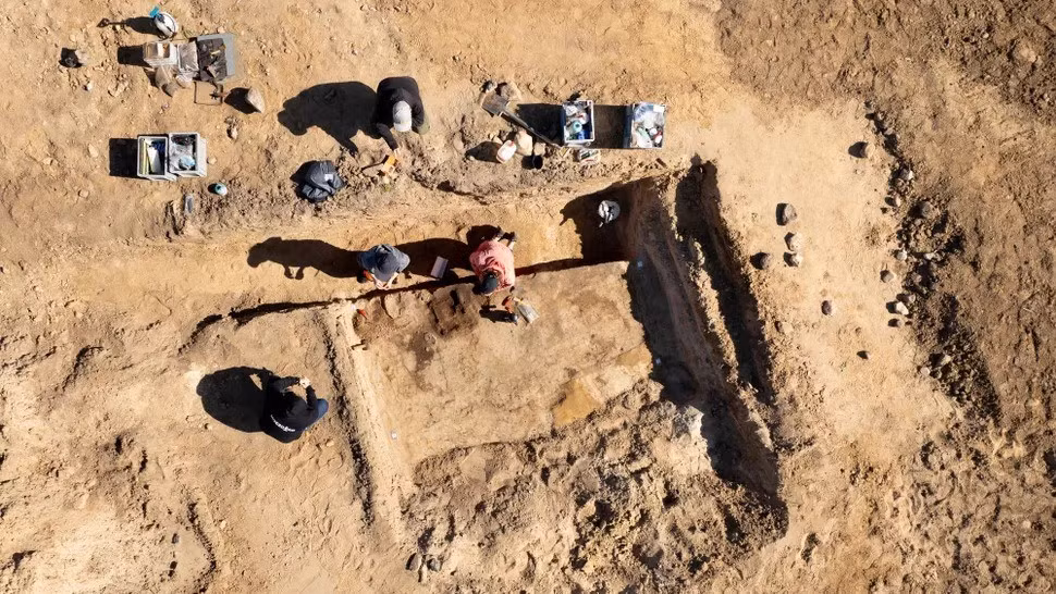 Các nhà khảo cổ học ở Đan Mạch đã tìm thấy 30 ngôi mộ thời Viking có thể là của một gia đình thượng lưu từng phục vụ dưới thời Harald Bluetooth - vị vua nổi tiếng của Đan Mạch và Na Uy. Vị vua huyền thoại này đã cai trị thế kỷ thứ 10. Ảnh: Moesgaard Museum.