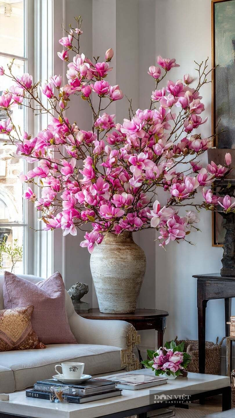 Bí quyết chọn cành chuẩn để nở đẹp: Chọn cành khỏe, nụ mập, có lông tơ; cắt vát gốc 45 độ; thay nước 2–3 ngày/lần; đặt nơi ấm, có ánh sáng khuếch tán và tránh gió lùa.