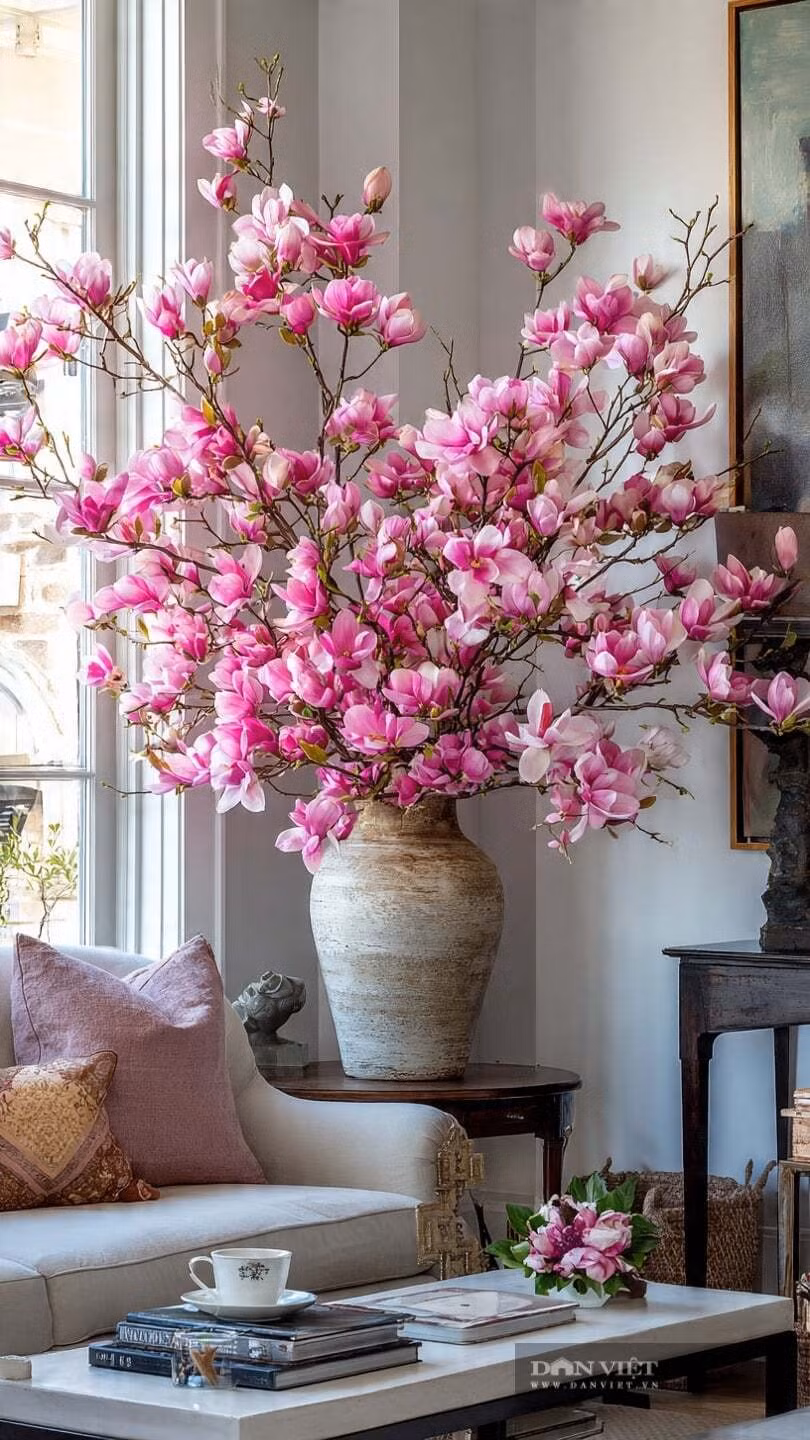 Bí quyết chọn cành chuẩn để nở đẹp: Chọn cành khỏe, nụ mập, có lông tơ; cắt vát gốc 45 độ; thay nước 2–3 ngày/lần; đặt nơi ấm, có ánh sáng khuếch tán và tránh gió lùa.