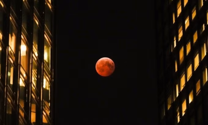 Sự kiện nguyệt thực lần này xảy ra chỉ 2,7 ngày trước khi Mặt Trăng đạt đến cận điểm (điểm gần Trái đất nhất). Điều này có nghĩa Mặt trăng trông sẽ có vẻ lớn hơn một chút so với bình thường trên bầu trời đêm. Ảnh: Kiichiro Sato.