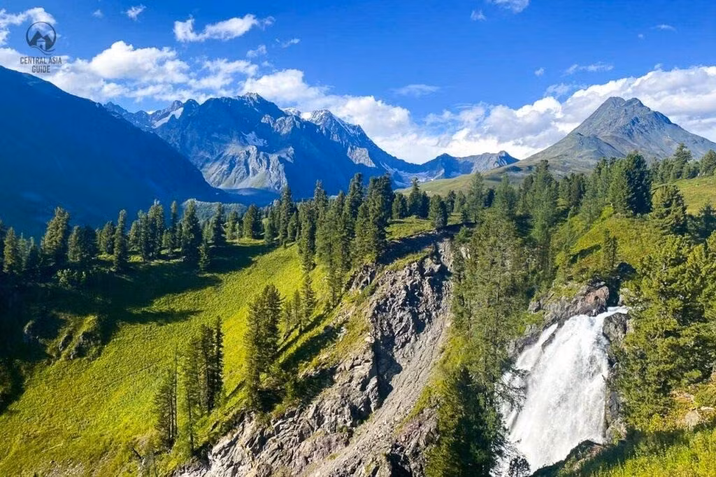 Quá trình trên đã khiến các dãy núi "phát triển", tăng độ cao thêm hàng ngàn mét như chúng ta thấy ngày nay. Ảnh: central-asia.guide.