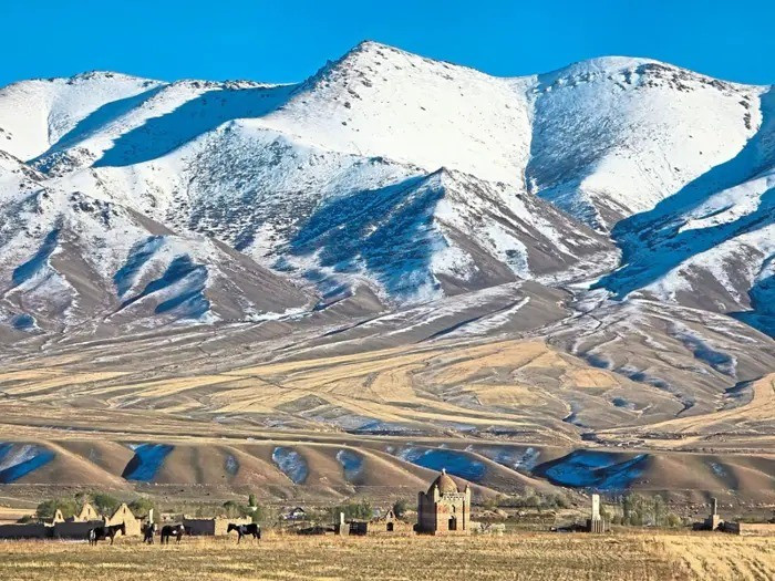 Trong kỷ Phấn Trắng, khi đại dương Tethys bị thu hẹp, sự lùi lại của các mảng vỏ đại dương bị hút chìm đã tái kích hoạt các đới đứt gãy cũ ở tận Trung Á cách bờ biển hàng ngàn km. Ảnh: AMAL NADIAH GHAZALI.