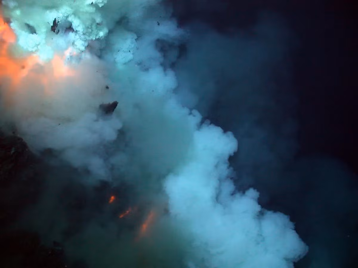 Núi lửa không phân bố đều trên khắp Trái đất mà thường nằm dọc theo các đường đứt gãy kiến tạo. Ví dụ, cứ 3 trong số 4 núi lửa có thể tìm thấy dọc Vành đai lửa Thái Bình Dương với 10% hoạt động núi lửa trên thế giới diễn ra ở Nhật Bản. Từ đây, nhiều người đặt ra câu hỏi không phải là "tại sao có nhiều núi lửa dưới nước?" mà là "vì sao có nhiều rìa mảng kiến tạo dưới nước đến như vậy?". Ảnh: NSF and NOAA via Flickr (CC BY 2.0).