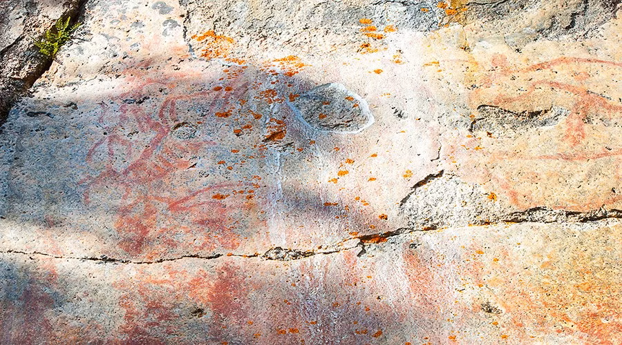 Nguyên do là bởi những bức tranh ở Astuvansalmi đã tiếp xúc với ánh nắng mặt trời, mưa, tuyết... trong gần 5.000 năm nên đang dần phai mờ, Nếu không được bảo tồn, những bức tranh này có thể biến mất sau khoảng 1.000 năm. Ảnh: visitlakekorpijarvi.fi.