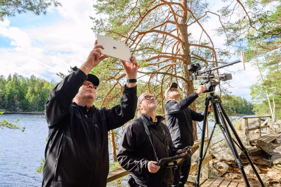 Một vách đá nằm bên bờ hồ Yövesi gần Ristiina, Phần Lan được bao phủ bởi những bức tranh thời tiền sử. Địa điểm này, được gọi là Astuvansalmi, lưu giữ khoảng 80 bức tranh về con người, động vật và các hình vẽ bí ẩn khác có niên đại khoảng 5.000 năm tuổi. Ảnh: University of Eastern Finland.