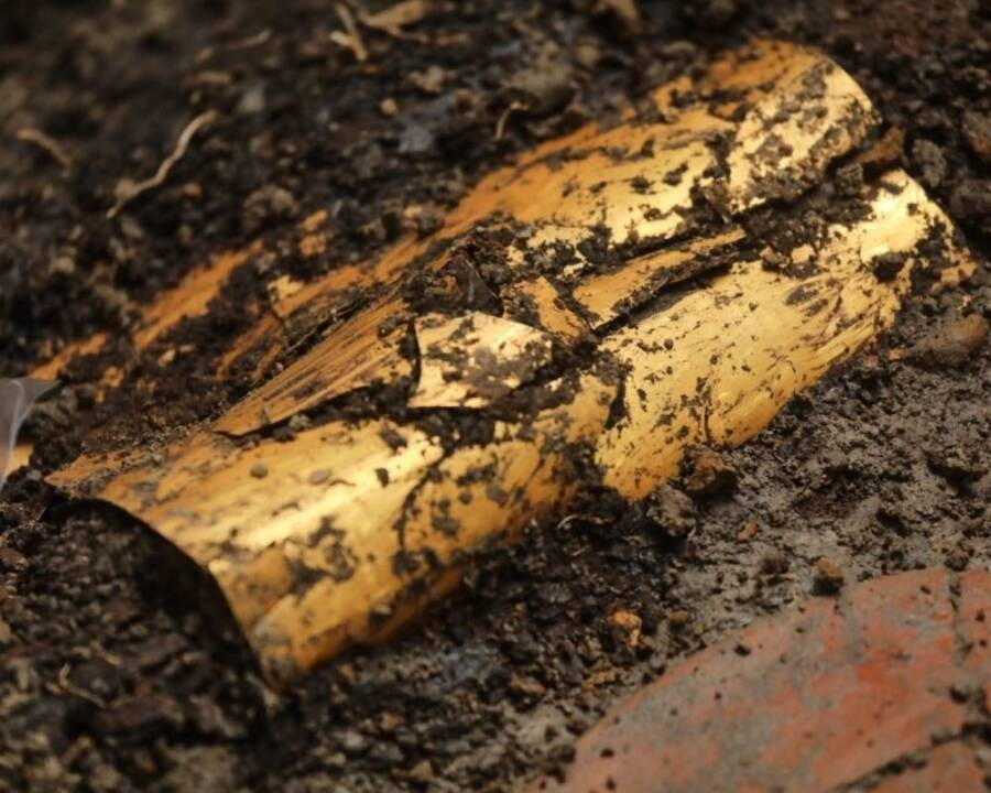 Cụ thể, bên trong ngôi mộ số 3 tại Công viên khảo cổ El Caño, nhóm khảo cổ tìm thấy hài cốt của một cá nhân được cho thuộc tầng lớp thượng lưu được bao quanh bởi đồ trang sức bằng vàng, đồ gốm tinh xảo. Ngoài ra, họ còn phát hiện hài cốt của một số người khác. Ảnh: Panama Ministry of Culture.