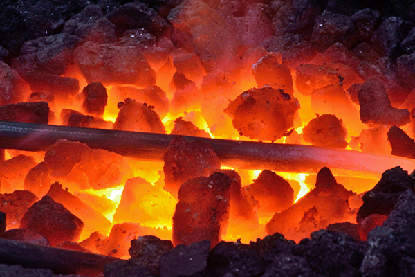 Lửa là một trong những thử thách phổ biến trong nhiều phiên tòa xét xử thời Trung cổ. Hình thức phổ biến nhất là vi phạm buộc phải cầm một thanh sắt nung đỏ và đi bộ khoảng 2,7m. Thử thách này khiến nghi phạm có vết bỏng nặng trên tay. Ảnh: schroders.