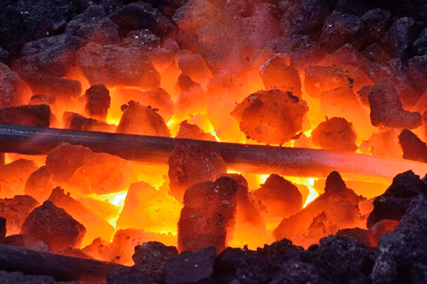 Lửa là một trong những thử thách phổ biến trong nhiều phiên tòa xét xử thời Trung cổ. Hình thức phổ biến nhất là vi phạm buộc phải cầm một thanh sắt nung đỏ và đi bộ khoảng 2,7m. Thử thách này khiến nghi phạm có vết bỏng nặng trên tay. Ảnh: schroders.