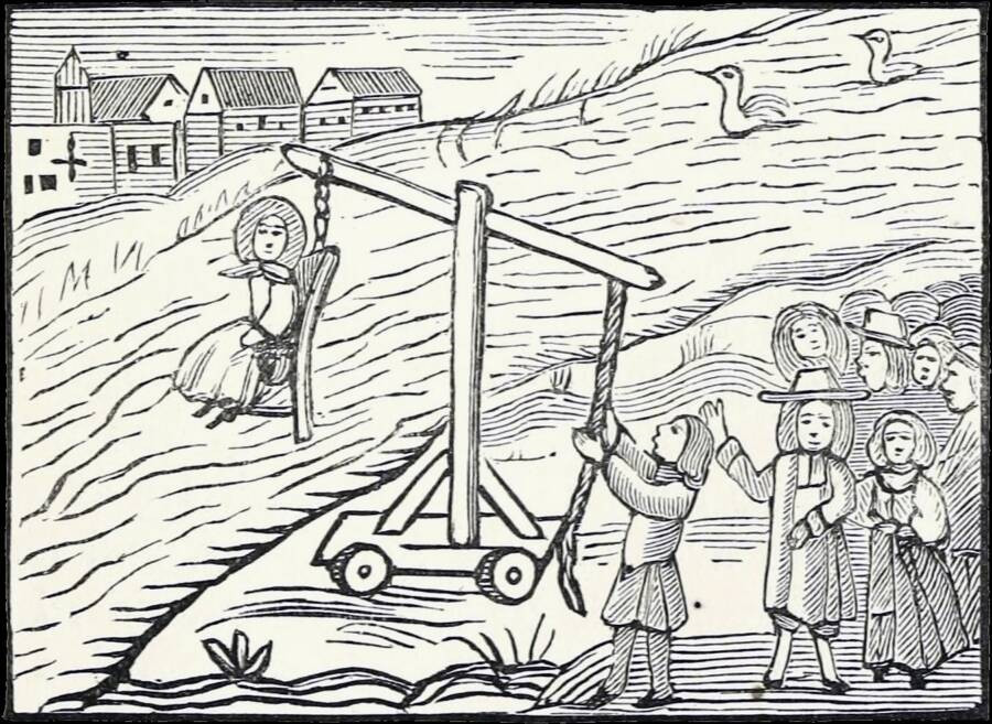 Tiếp đến, thử thách bằng nước thường được sử dụng trong các phiên tòa xét xử phù thủy. Bị cáo sẽ bị trói bằng dây thừng rồi ném xuống vùng nước gần đó như sông, hồ. Nếu bị chìm thì người đó được coi là vô tội và sẽ được kéo lên bờ trước khi chết đuối. Tuy nhiên, nếu họ bắt đầu nổi lên mặt nước thì sẽ bị xem là có tội. Ảnh: Public Domain.