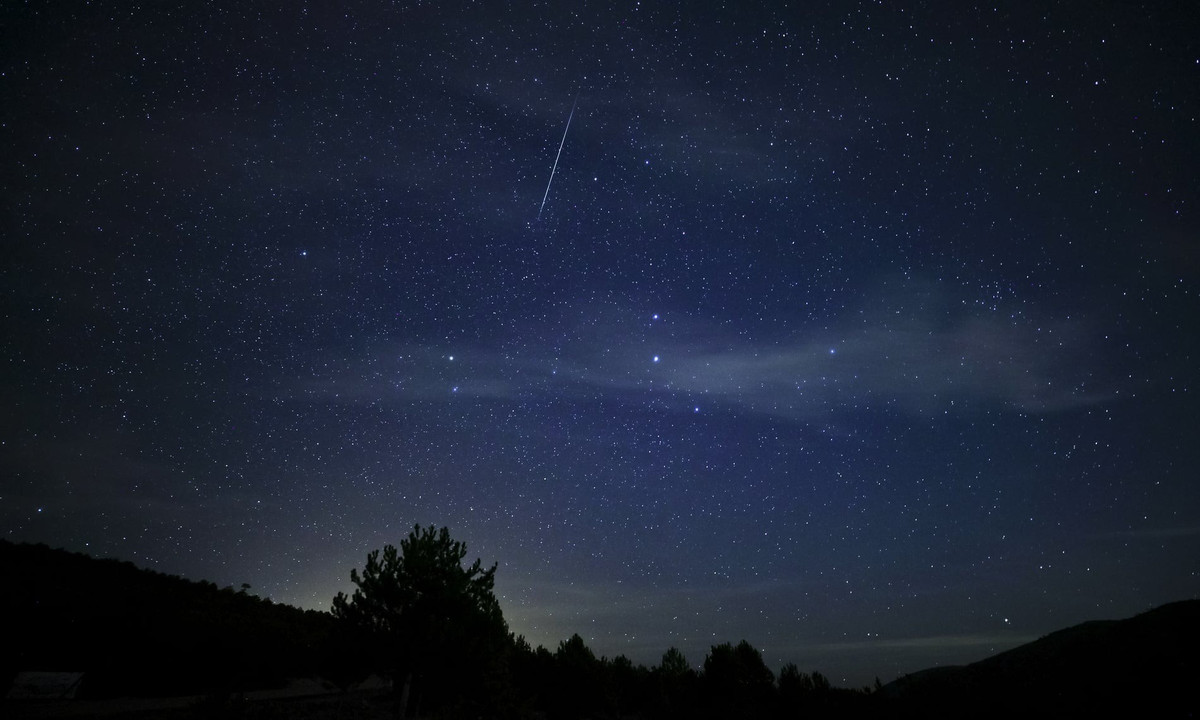 Vào đêm 12, rạng sáng ngày 13/8, mưa sao băng Perseids sẽ đạt điểm với mật độ cao nhất có thể lên tới 60 - 100 vệt sao băng/giờ. Ảnh: Anadolu/Anadolu Agency/Getty Images.
