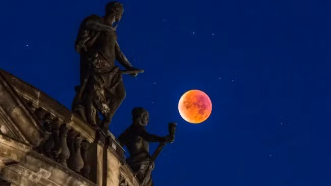 Các mốc thời gian nguyệt thực ngày 3/3 (theo giờ Việt Nam) cụ thể như sau: 15h44: Bắt đầu nguyệt thực nửa tối (không thể quan sát); 16h50: Bắt đầu nguyệt thực một phần (không thể quan sát). Ảnh: HAGENS WORLD PHOTOGRAPHY via Getty Images.