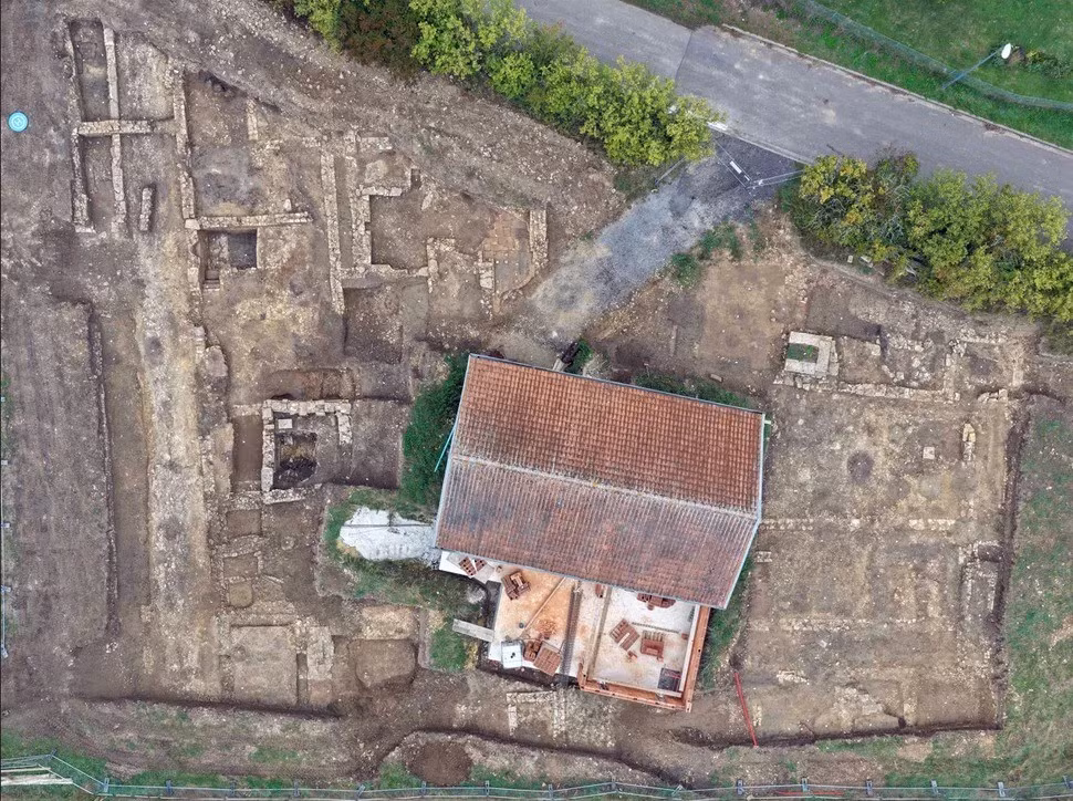 Theo các chuyên gia, những "heo đất" chứa đầy tiền đó đã được người xưa chôn xuống dưới sàn nhà của một khu định cư cổ đại cách đây khoảng 1.700 năm. Ba chiếc bình trên được gọi là amphorae. Bên trong những chiếc bình đó, các chuyên gia đã tìm thấy hơn 40.000 đồng tiền La Mã. Ảnh: Anthony Robin, Inrap.