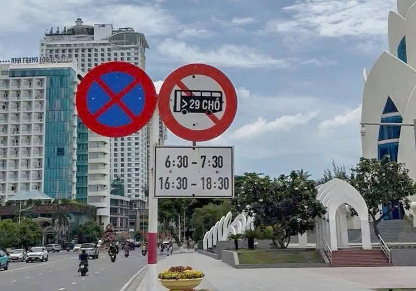 Biển báo giao thông tại quảng trường 2-4, phường Nha Trang, tỉnh Khánh Hòa. Ảnh: AB