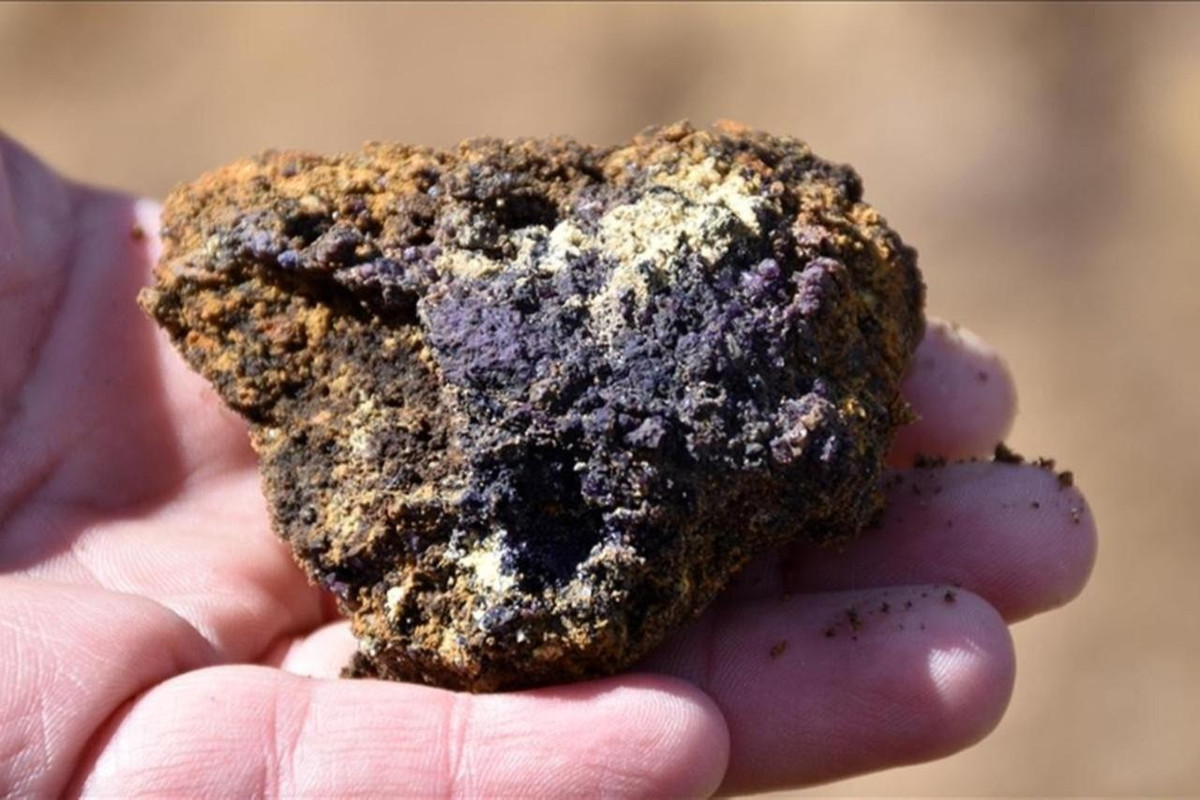 Hoạt động này sẽ đánh dấu lần đầu tiên trên thế giới con người thực hiện việc liên tục đưa bùn chứa đất hiếm từ độ sâu hơn 5.000m dưới đáy biển lên tàu. Ảnh: AA Photo.