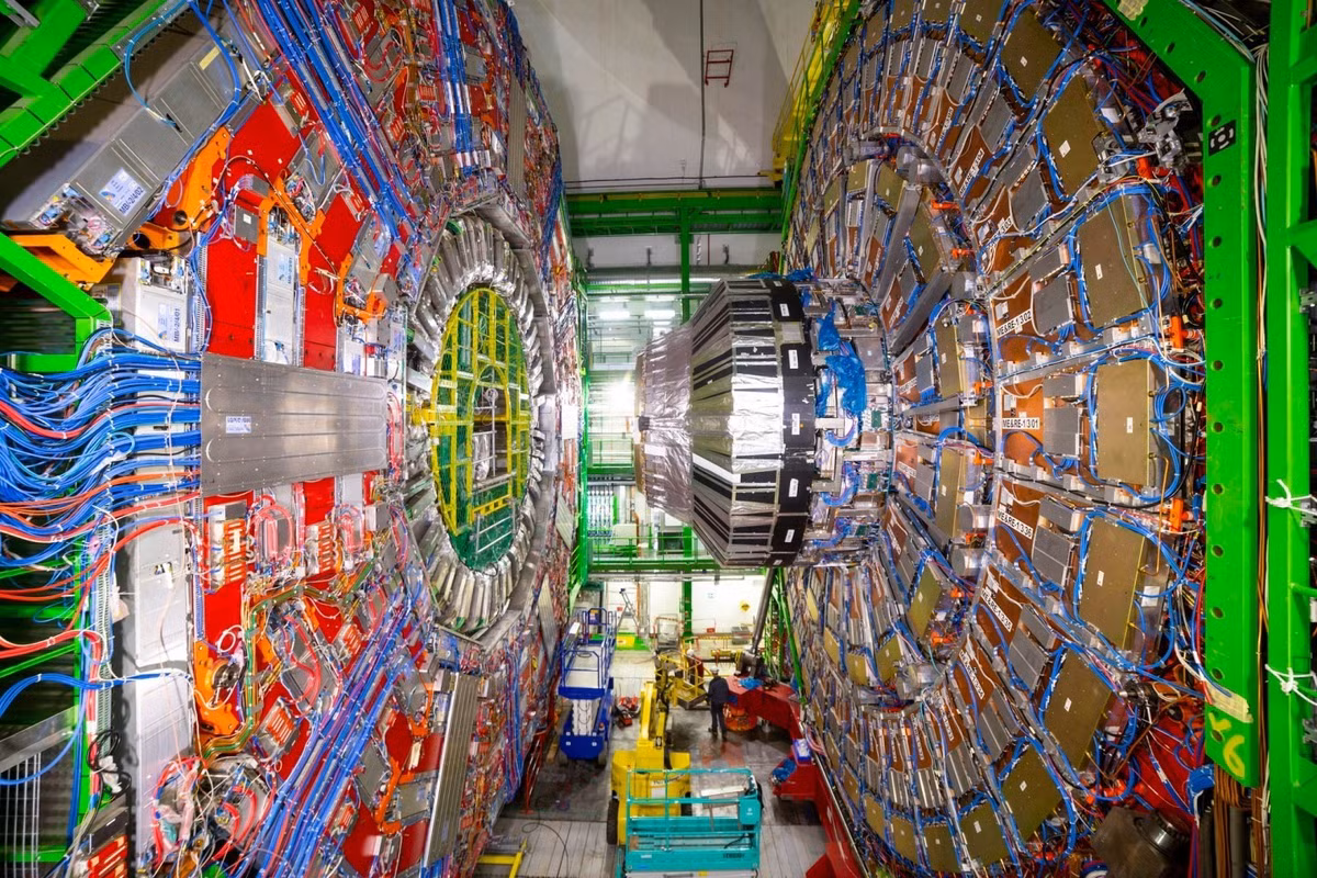 Việc loại bỏ ba proton sẽ biến chì thành vàng nhưng việc loại bỏ một proton cũng có thể tạo ra tali - một yếu tố quan trọng trong các thí nghiệm. Những phát hiện này không chỉ có ý nghĩa trong việc hiểu biết về vật lý hạt nhân mà còn có thể ảnh hưởng đến thiết kế các máy va chạm trong tương lai. Ảnh: Deposit Photos.