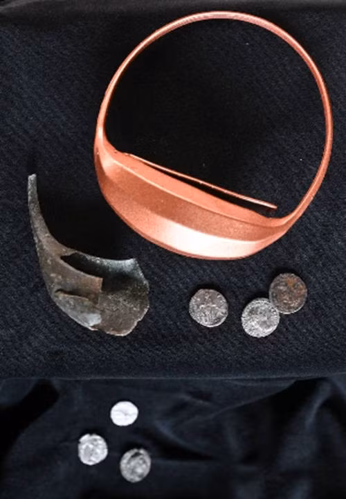 Những chiếc ví bằng đồng nhỏ gọn này trở thành vật dụng thiết yếu cho binh sĩ La Mã thường xuyên di chuyển trong các vùng chiến sự. Họ để bên trong tiền cá nhân cũng như chi phí hậu cần cho các chiến dịch quân sự. Ảnh: Václav Šálek, ČTK.