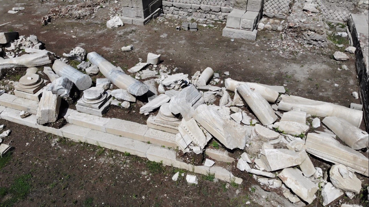 Tiến sĩ Fatma Bağdatli Çam thuộc Đại học Bartın, người đứng đầu cuộc khai quật, cho biết Medusa được khắc họa trong hình ảnh tươi vui bất thường có thể liên quan đến thời kỳ hoàng kim của Amastris. Ảnh: IHA Photo.