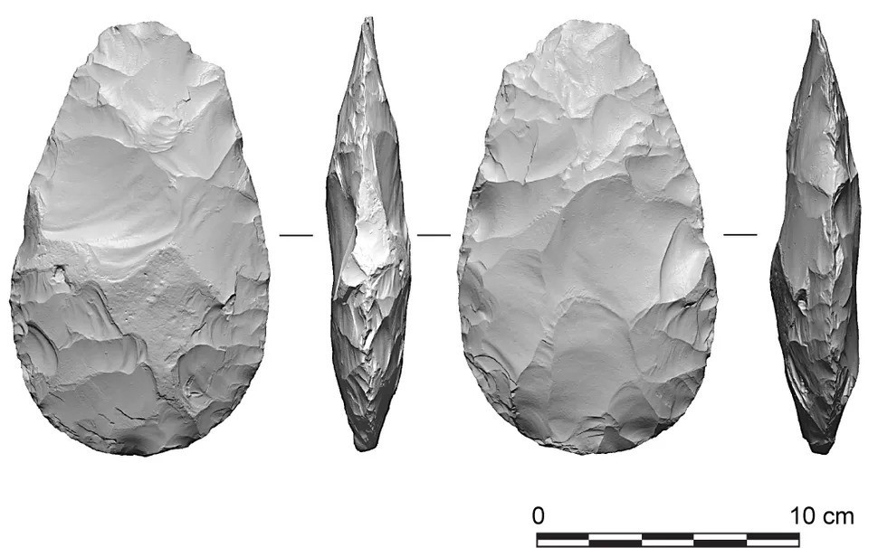 Theo nghiên cứu được công bố trên tạp chí Science Advances ngày 22/1, dụng cụ mài rìu trên có kích thước khoảng 10,9 x 5,8 cm. Đây là công cụ làm từ xương voi cổ nhất từng được tìm thấy ở châu Âu. Ảnh: Parfitt et al., Sci. Adv. 12, eady1390.