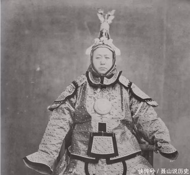 Một hình ảnh hiếm hoi khác ghi lại khoảnh khắc một người phụ nữ quý tộc Mãn Châu trong bộ giáp trụ. Khác với phụ nữ Hán tộc, phụ nữ Mãn Châu được hưởng nhiều tự do hơn, họ không phải chịu đựng tục bó chân và có địa vị cao hơn trong hôn nhân.