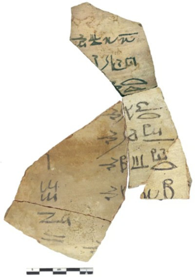 Theo các chuyên gia, số lượng ostraca được tìm thấy ở Athribis lớn hơn nhiều bộ sưu tập tương tự được khai quật ở Deir el-Medina - ngôi làng của những nghệ nhân xây dựng các lăng mộ hoàng gia trong Thung lũng các Vua, Ai Cập. Ảnh: Ministry of Tourism and Antiquities.