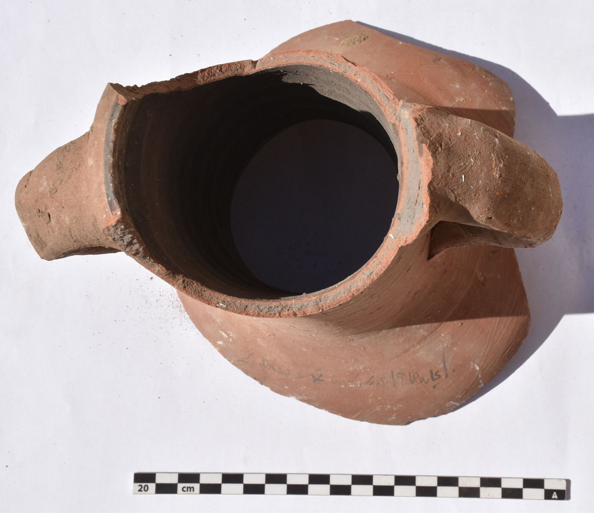 Phần lớn các ostraca được viết bằng chữ Demotic, chiếm khoảng 60 - 75% tổng số văn bản, tiếng Hy Lạp từ 15 - 30%. Chữ Hieratic, chữ tượng hình, chữ Coptic và tiếng Arab chiếm phần còn lại. Ngoài ra, một phần nhỏ mảnh gốm có khắc chữ có các hình vẽ hoặc thiết kế hình học. Ảnh: Ministry of Tourism and Antiquities.