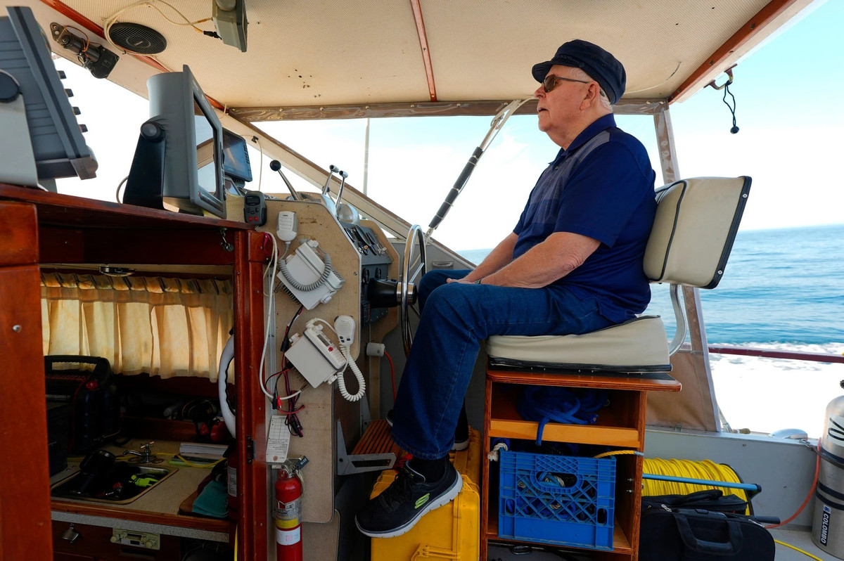 Tàu SS James Carruthers dài 150m bị lật úp dưới đáy hồ Huron sâu khoảng 58m. Ông Trotter cho hay thành công tìm thấy xác tàu SS James Carruthers là nhờ phương pháp tìm kiếm độc đáo, bao gồm việc lập bản đồ "các khu vực có khả năng cao" ở Ngũ Đại Hồ thay vì tìm kiếm những địa điểm mà ông cho là có xác tàu đắm cụ thể. Ảnh: Detroit Free Press.