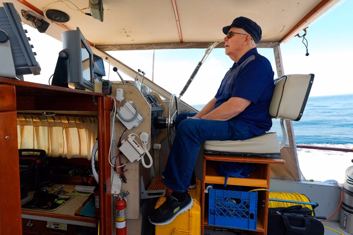 Tàu SS James Carruthers dài 150m bị lật úp dưới đáy hồ Huron sâu khoảng 58m. Ông Trotter cho hay thành công tìm thấy xác tàu SS James Carruthers là nhờ phương pháp tìm kiếm độc đáo, bao gồm việc lập bản đồ "các khu vực có khả năng cao" ở Ngũ Đại Hồ thay vì tìm kiếm những địa điểm mà ông cho là có xác tàu đắm cụ thể. Ảnh: Detroit Free Press.