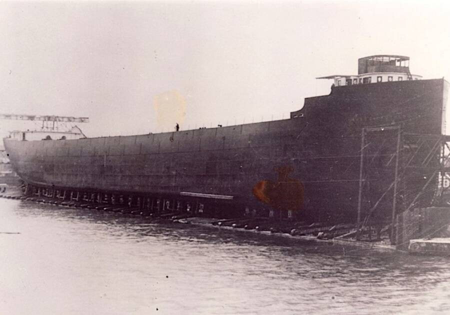 Vào tháng 11/1913, một trận bão tuyết kinh hoàng được gọi là "Bão Trắng" đã quét qua Ngũ Đại Hồ. Hậu quả là hàng chục tàu thuyền bị chìm trong cơn bão với số người thiệt mạng ít nhất là 250 người. Trong số này, tàu chở hàng của Canada mang tên SS James Carruthers chìm ở hồ Huron. Ảnh: Brendon Baillod/Facebook.