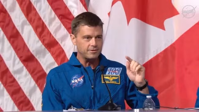 Chỉ huy sứ mệnh Artemis II là Reid Wiseman (51 tuổi) lập kỷ lục là người lớn tuổi nhất từng bay ngang qua Mặt trăng. Ảnh: NASA TV.