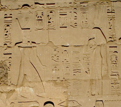 Liên quan đến Nữ hoàng Ahmose Nefertari, một bí ẩn gây tranh luận suốt nhiều năm là nước da của bà. Hầu hết các bức tượng điêu khắc mô tả vị nữ hoàng này có nước da sẫm màu. Ảnh: ancientegyptonline.co.uk.