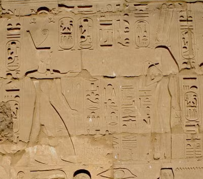 Liên quan đến Nữ hoàng Ahmose Nefertari, một bí ẩn gây tranh luận suốt nhiều năm là nước da của bà. Hầu hết các bức tượng điêu khắc mô tả vị nữ hoàng này có nước da sẫm màu. Ảnh: ancientegyptonline.co.uk.