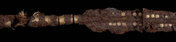 Phương pháp định tuổi bằng đồng vị carbon phóng xạ trên nhựa cây bạch dương được bảo quản trên đầu một ngọn giáo cho thấy vũ khí này được tạo ra vào khoảng năm 900 trước Công nguyên đến năm 830 trước Công nguyên. Ảnh: Museum Vestsjælland.