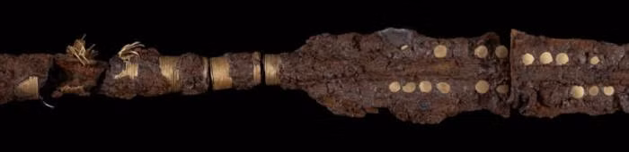 Phương pháp định tuổi bằng đồng vị carbon phóng xạ trên nhựa cây bạch dương được bảo quản trên đầu một ngọn giáo cho thấy vũ khí này được tạo ra vào khoảng năm 900 trước Công nguyên đến năm 830 trước Công nguyên. Ảnh: Museum Vestsjælland.