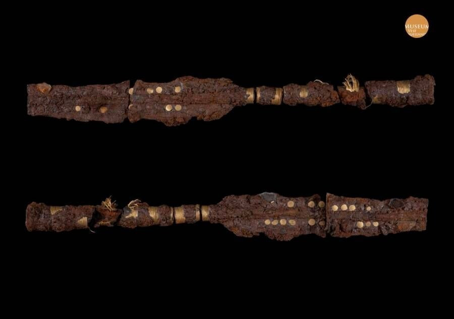 Các nhà khảo cổ từ Bảo tàng Vestsjælland đã khai quật một địa điểm linh thiêng thời Đồ đồng gần làng Boeslunde trên đảo Zealand, Đan Mạch, các nhà khảo cổ phát hiện ra những vũ khí bằng sắt cổ nhất được biết đến tại nước này. Đó là 2 ngọn giáo làm bằng sắt mạ vàng. Ảnh: Museum Vestsjælland.